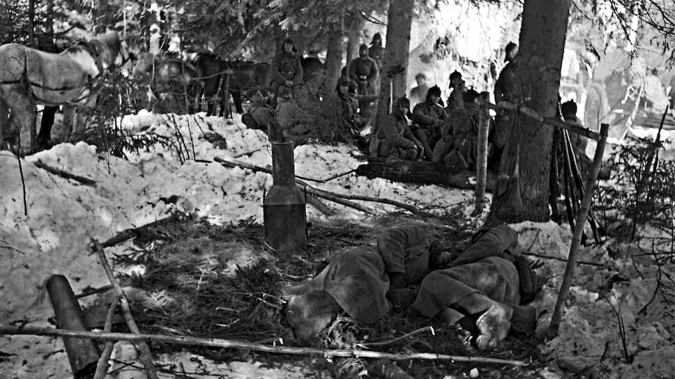 Из-за фактического лишения снабжения переносить тяготы этой войны бойцам было вдвойне тяжелее (на фото — отдых после боя в районе Кемяря, Финляндия, 1940 год).📷Фото: РГАКФД/Росинформ / Коммерсантъ