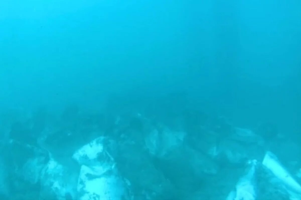    В Анапе со дна Черного моря водолазы подняли свыше 400 мешков с мазутом