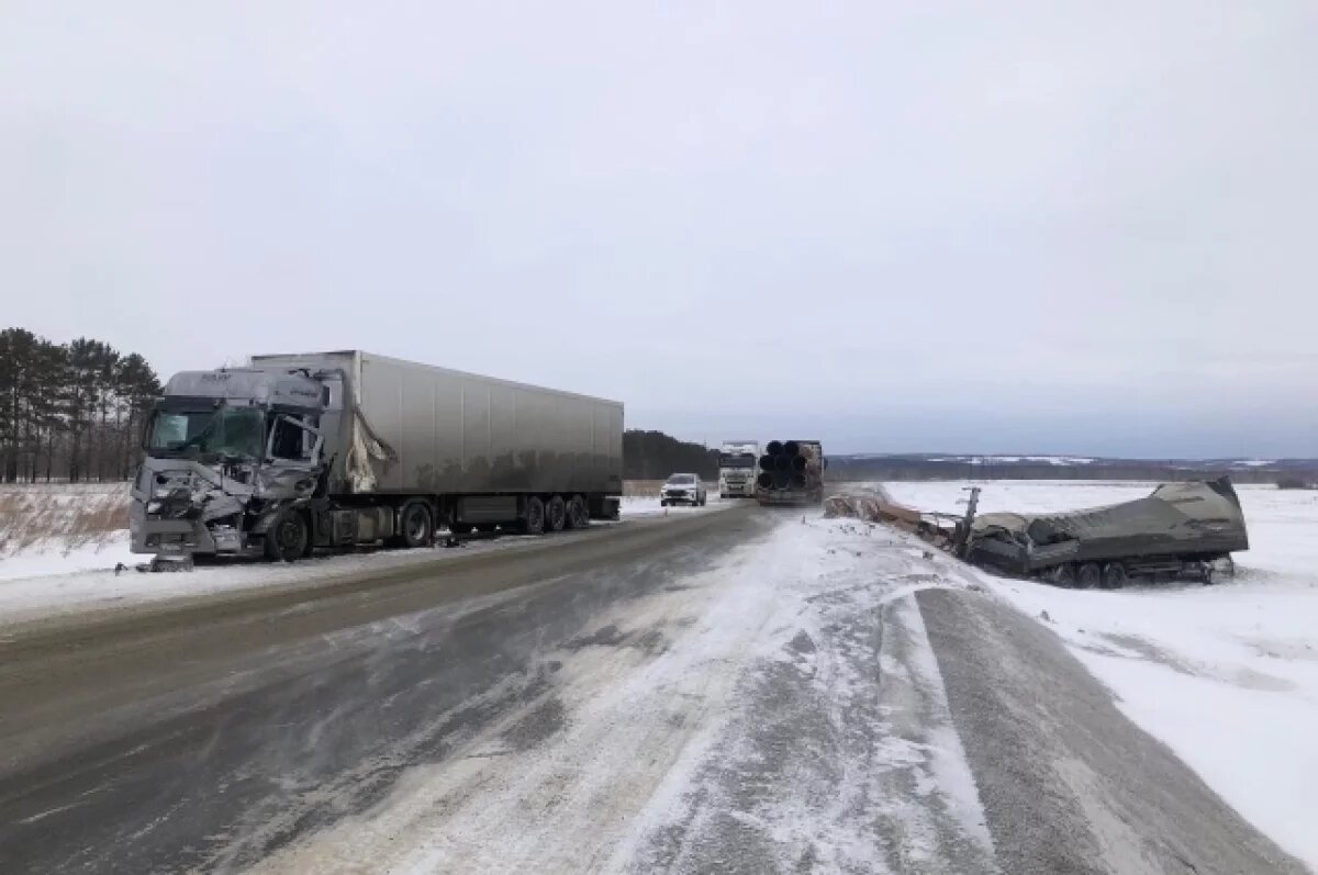    В Красноярском крае произошло лобовое ДТП с двумя грузовиками