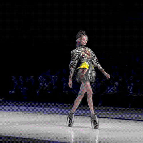    Кровь под кожей: 11 лучших фэшн-шоу Александра Маккуина (фото 47)