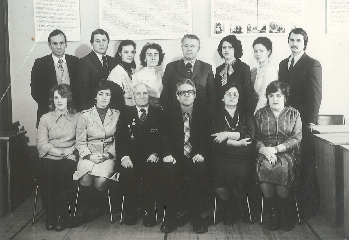 Коллектив кафедры истории государства и права, 1983 г.(Слева направо, 1-й ряд: лаборант кафедры (?), Т. М. Баженова, В. В. Ножкин, Б. А. Стародубский, А. В. Игнатенко, Н. Ю. Кузнецова.
2-й ряд: В. В. Баженов, А. С. Смыкалин, А. Ю. Якушева, И. П. Никитина, П. И. Савицкий, Е. Д. Чуличкова, (?), А. И. Казаков)