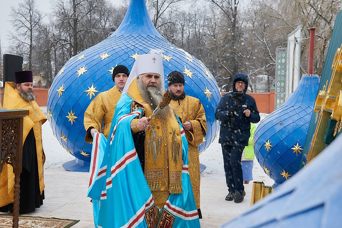 Владыка Георгий освящает купола.