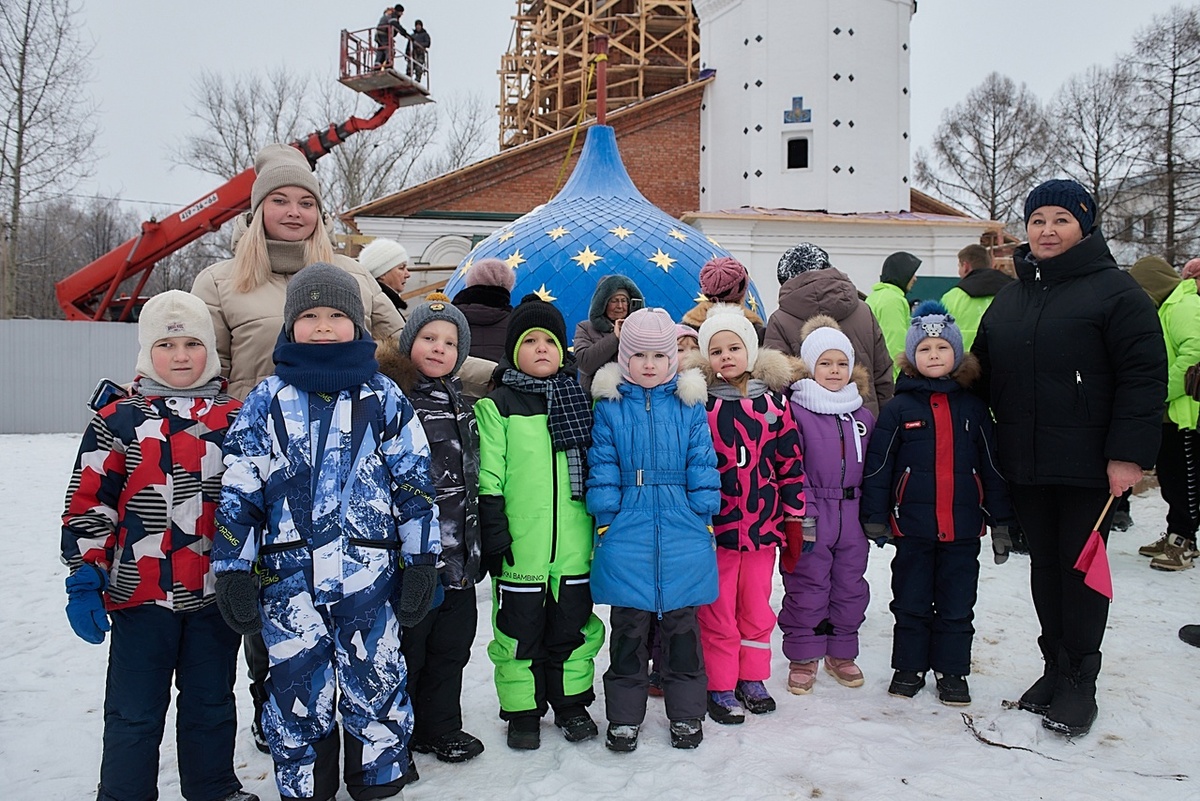 Старшая группа детского сада №2 с педагогами – участники значимого события.