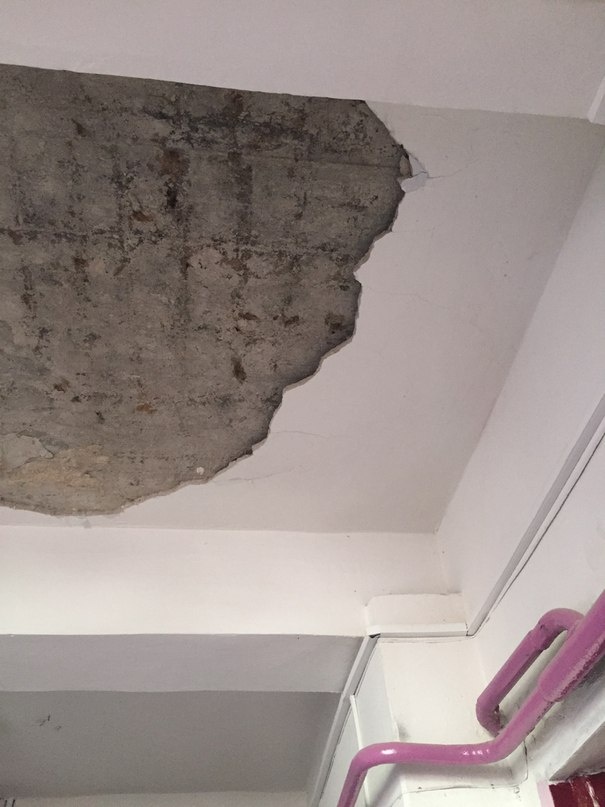 Потолок с обвалившейся штукатуркой