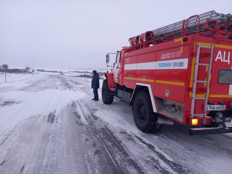    Спасение автомобиля на трассе. Источник: ГУ МЧС России по Алтайскому краю