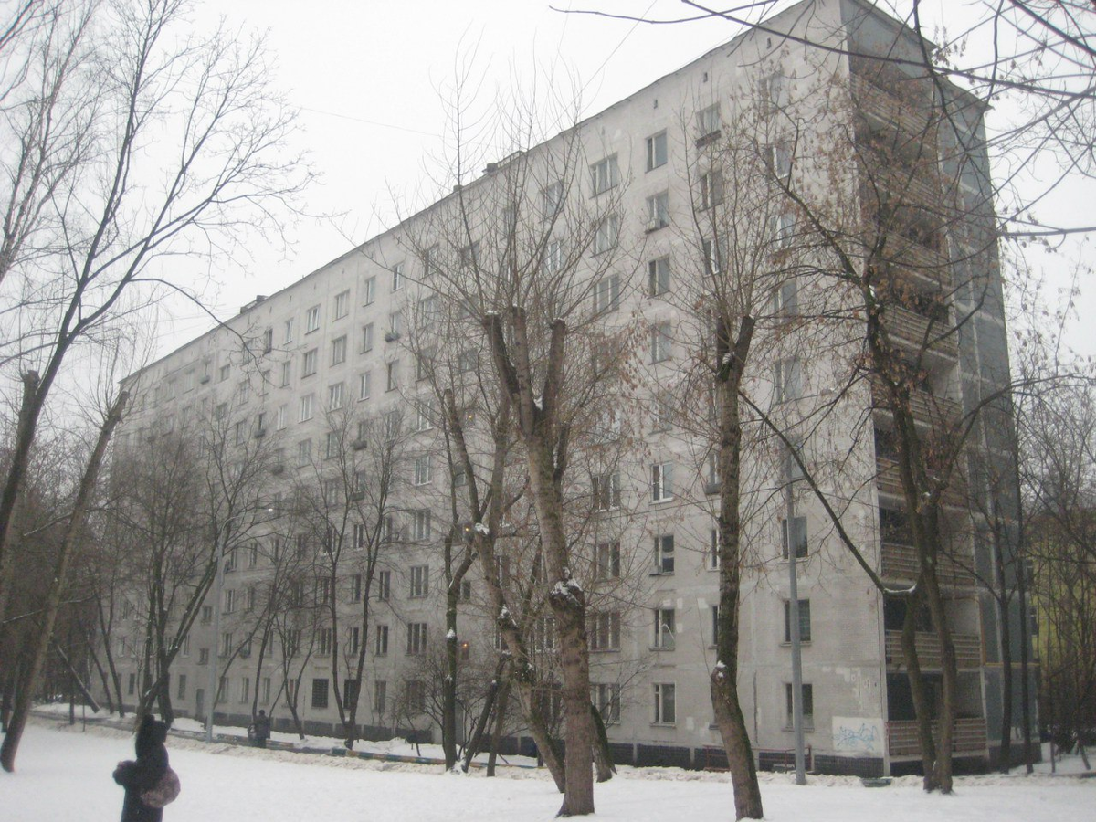 Дом серии 1-515-178/9М. Вид на торцевые лоджии пожарной лестницы.