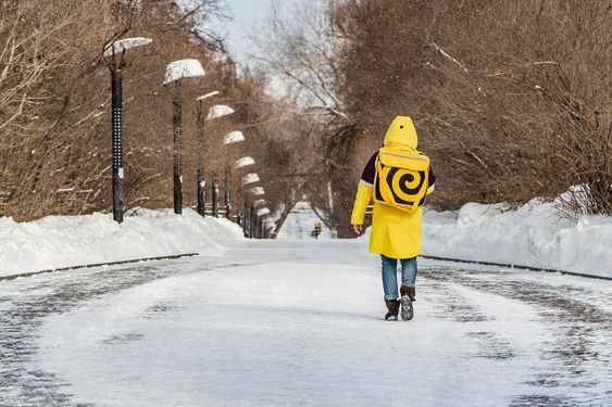 Спешит отдать заказ. Фото из интернета