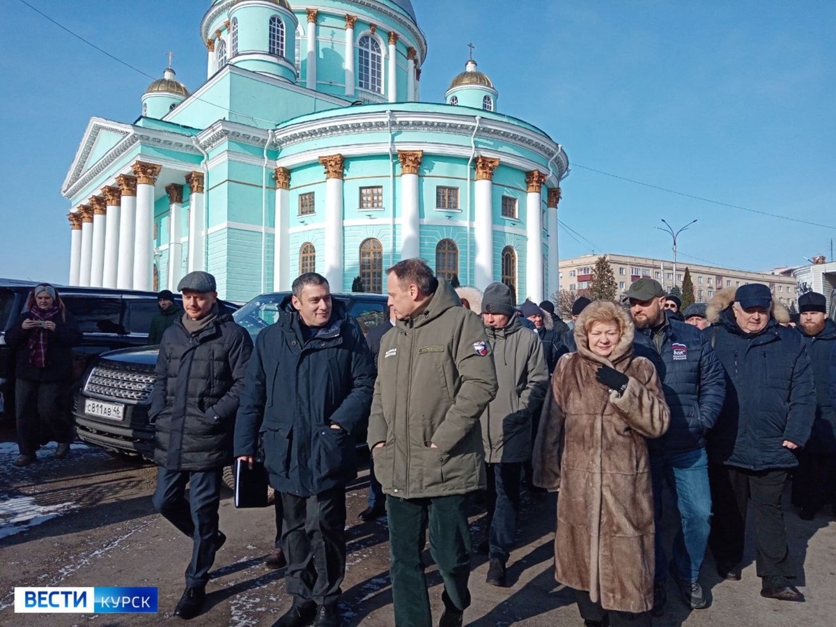    Александр Хинштейн и Александр Сидякин осматривают территорию так называемого детинца города Курска