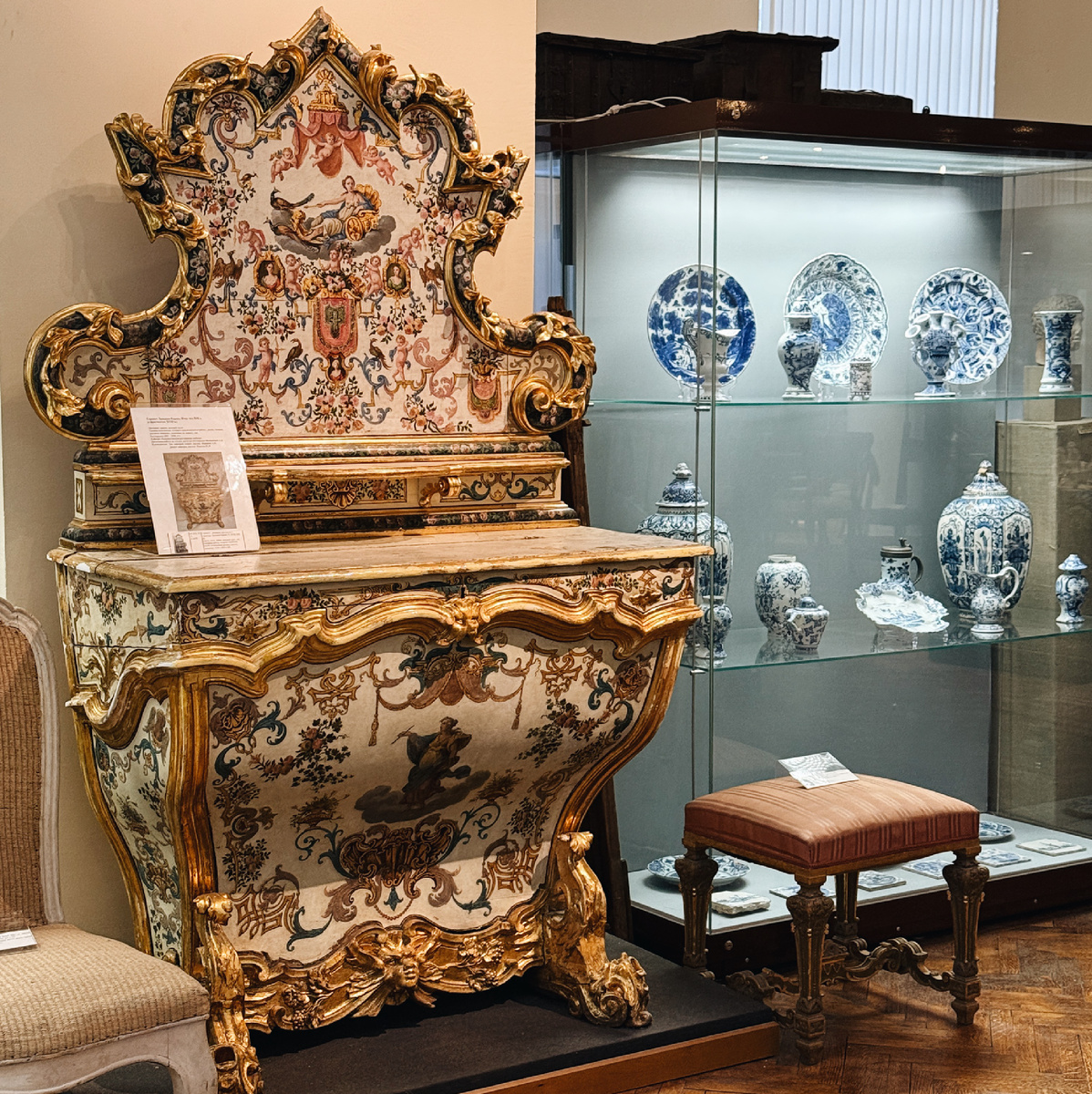 Листайте галерею, чтобы познакомиться с коллекцией музея →