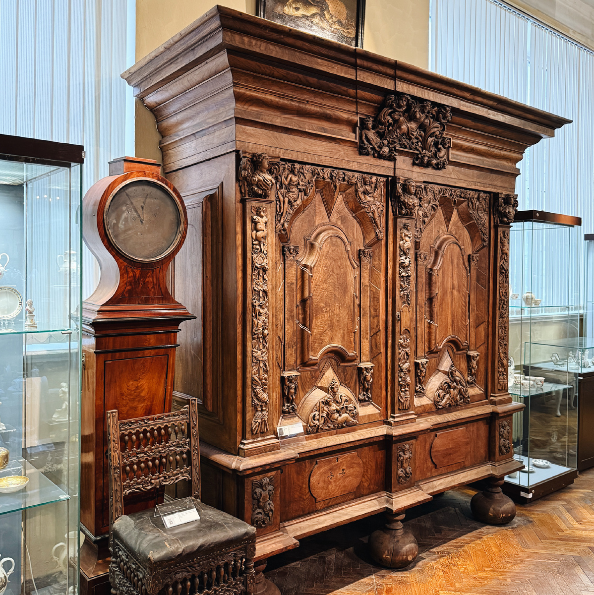 Шкаф платяной гамбургского типа. Германия. Конец XVII - начало XVIII в. Листайте дальше →