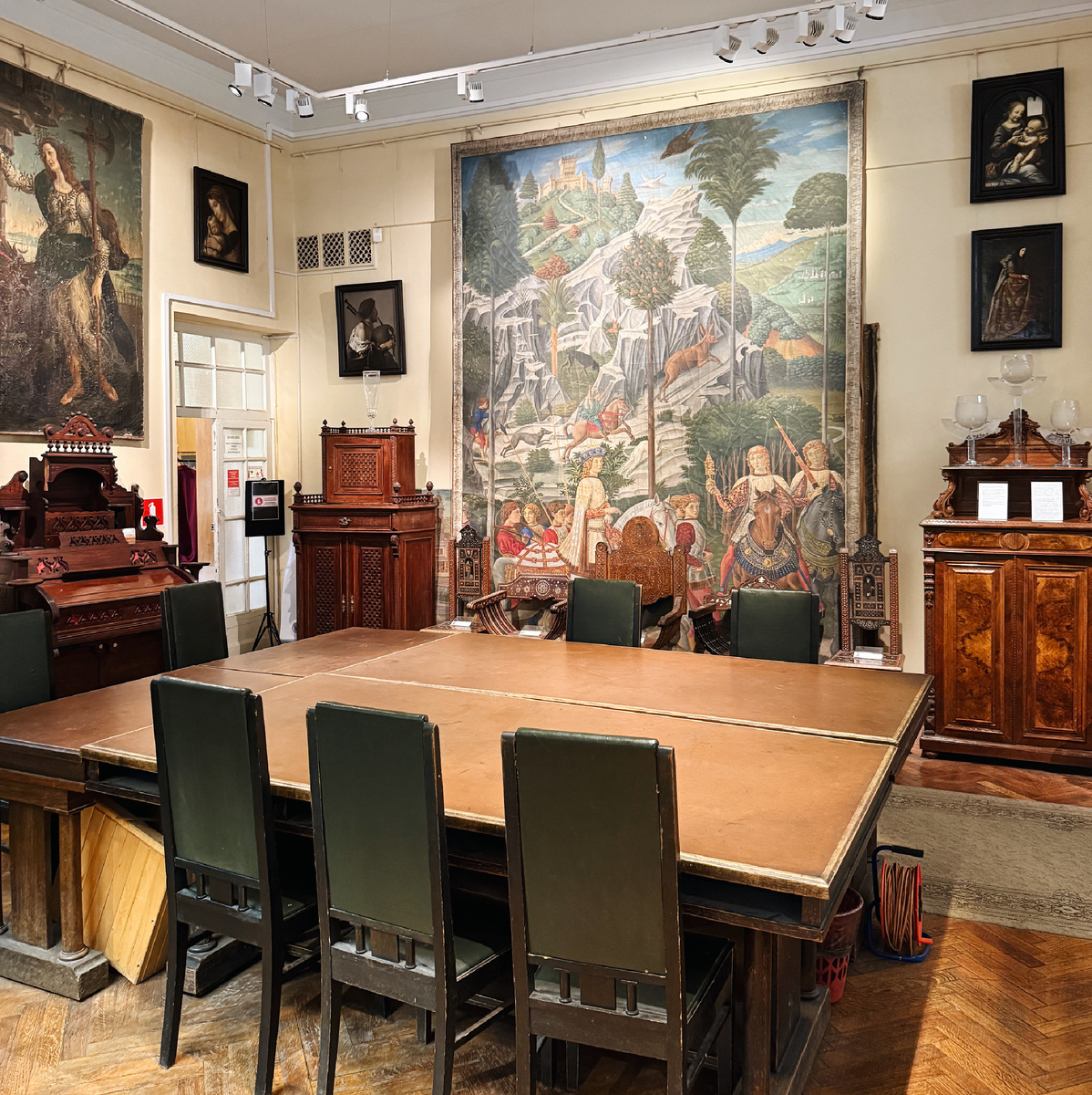 Зал музея. Листайте дальше →