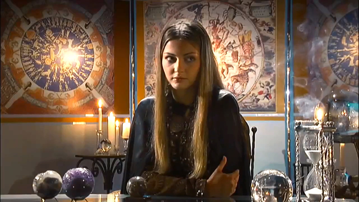 Кадр из кинофильма "Гадание при свечах", 2010 г., режиссер Вадим Дербенёв, сценарист Анна Берсенева, композиторы Шандор Каллош, Евгений Ширяев (скриншот) 