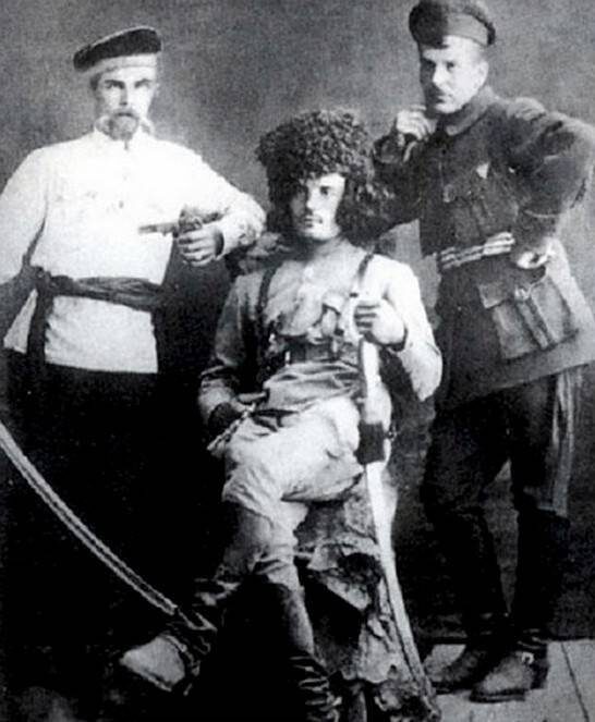 На этом снимке – Феодосий Щусь в окружении своих командиров. Слева от него – А. Тарановский, командир еврейской роты, справа – Ф. Кожин, командир пулеметного полка.