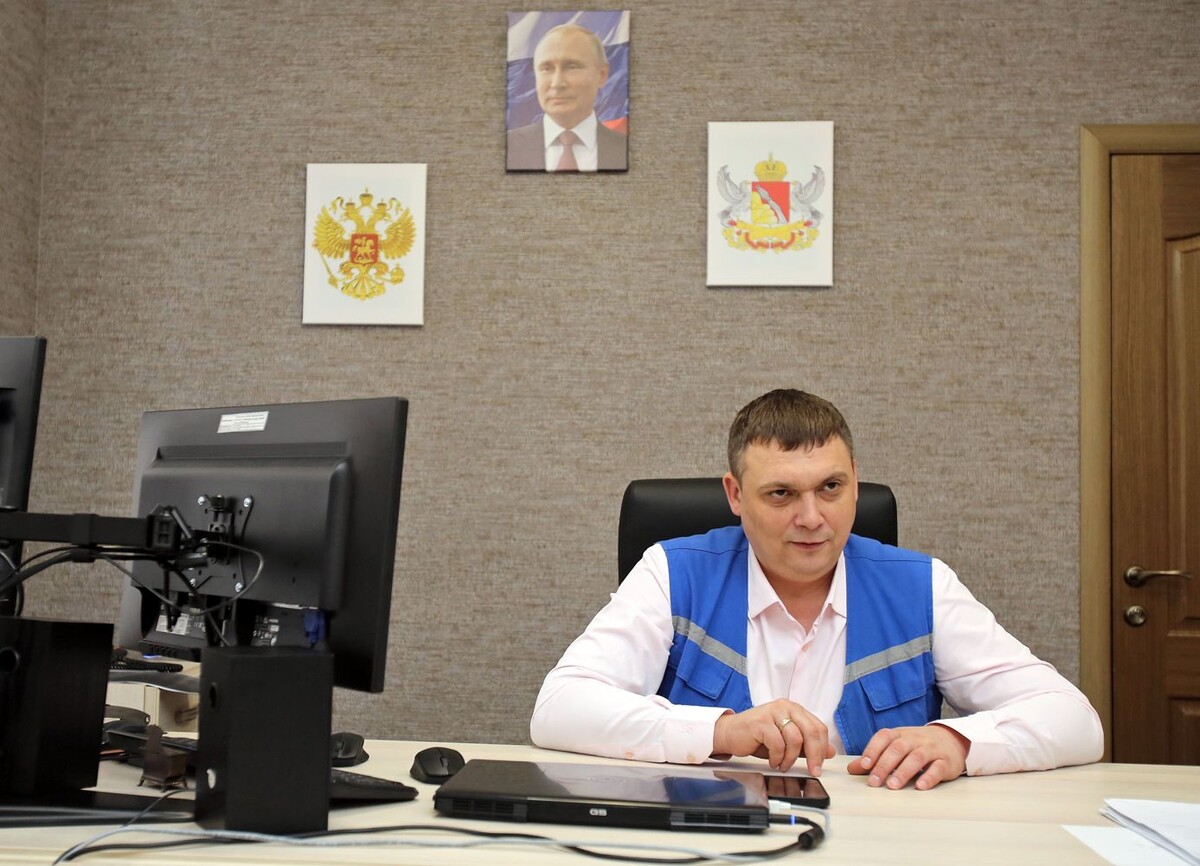 Главный врач воронежского Центра медицины катастроф определяет состав бригады, а также то, каким видом транспорта она будет добираться к пострадавшим людям  📷
