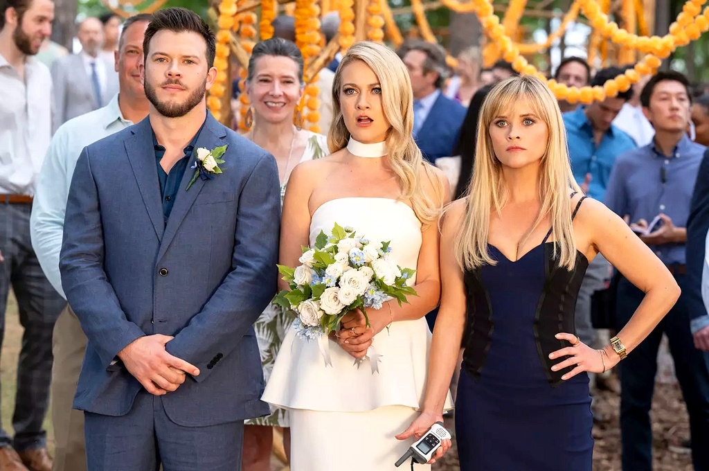 Риз Уизерспун в сцене свдьбы сестры в комедии «Вы сердечно приглашены», 2025 г