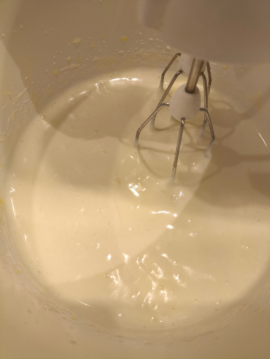 Яйца побелели и масса довольно густая, снижаем скорость миксера и смешиваем с маслом. 