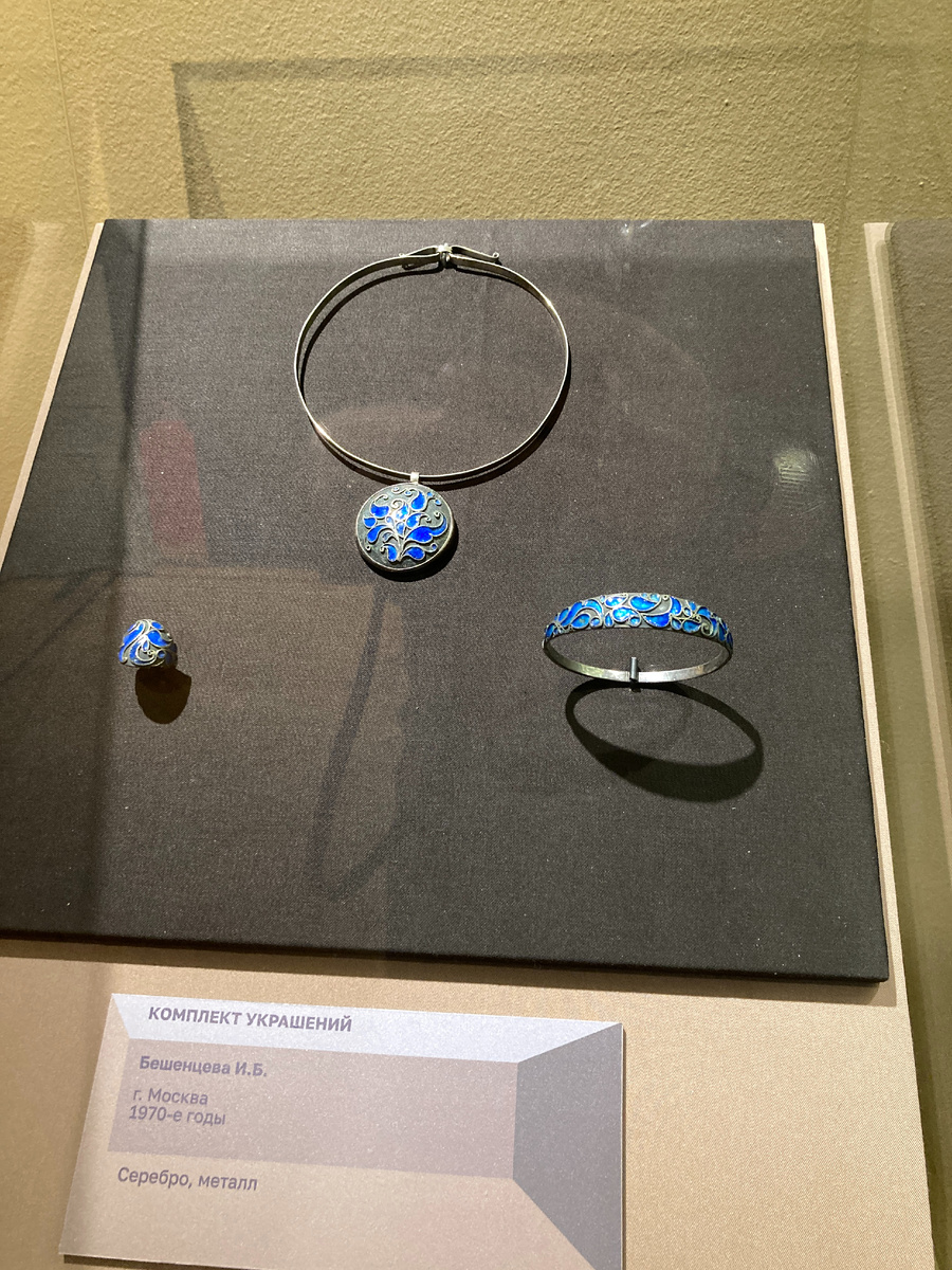 Комплект украшений Бешенцева И.Б. г.Москва 1970-е годы. Серебро, металл (вставки скорее всего эмаль, но не подписано)