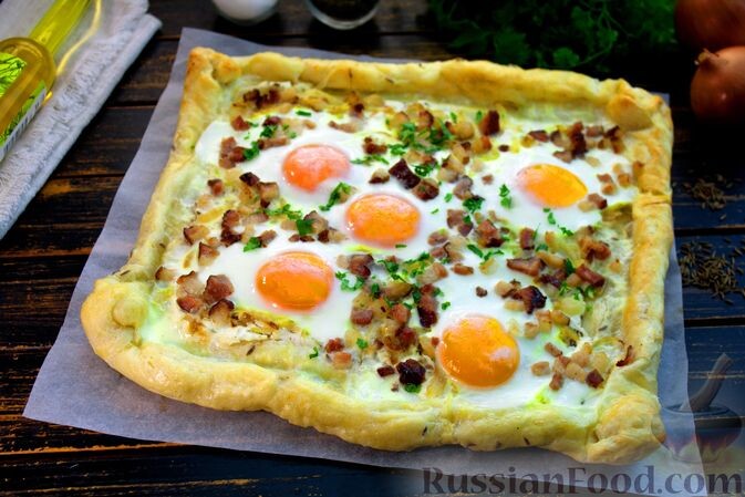 тесто слоёное замороженное, бекон, лук репчатый, яйца, сметана, масло оливковое, тмин, соль, перец чёрный молотый