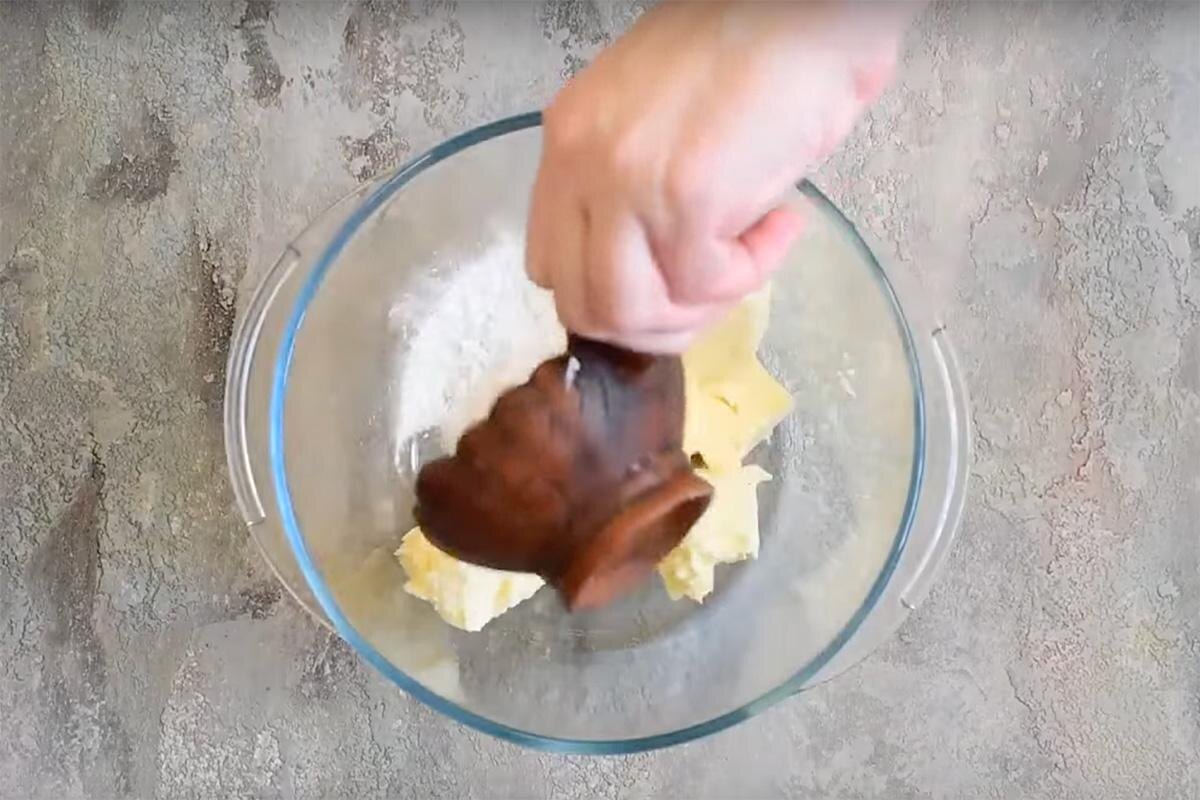 iamcook / VK📷В просторную миску выложите кусочки мягкого масла, добавьте сахарную пудру.