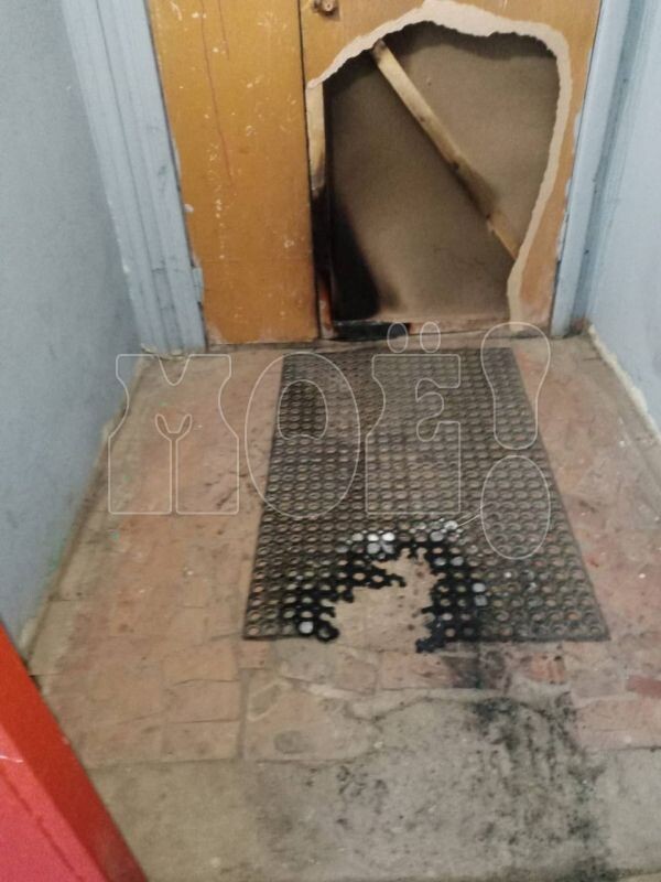    Горевшая дверь. Фото: читательница «МОЁ!»