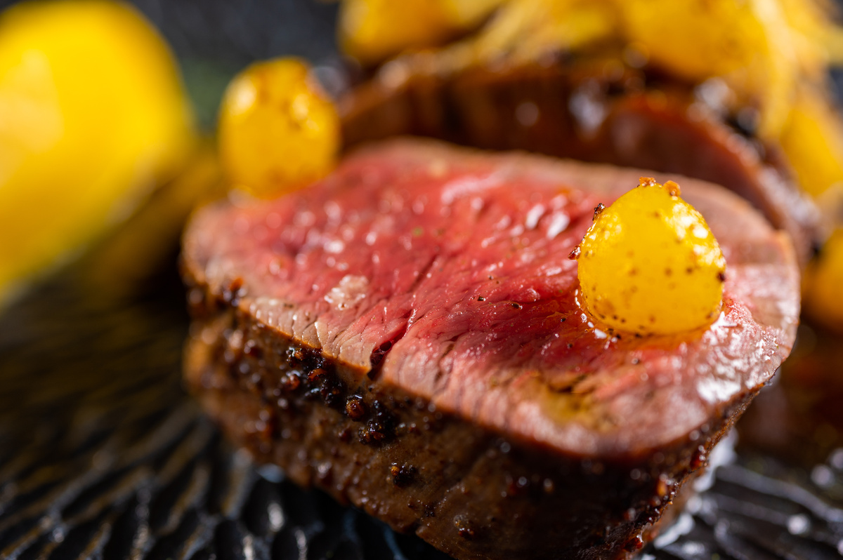 Вырезка оленя с можжевелово-перечным соусом, пюре из тыквы баттернат и картофельными чипсами.