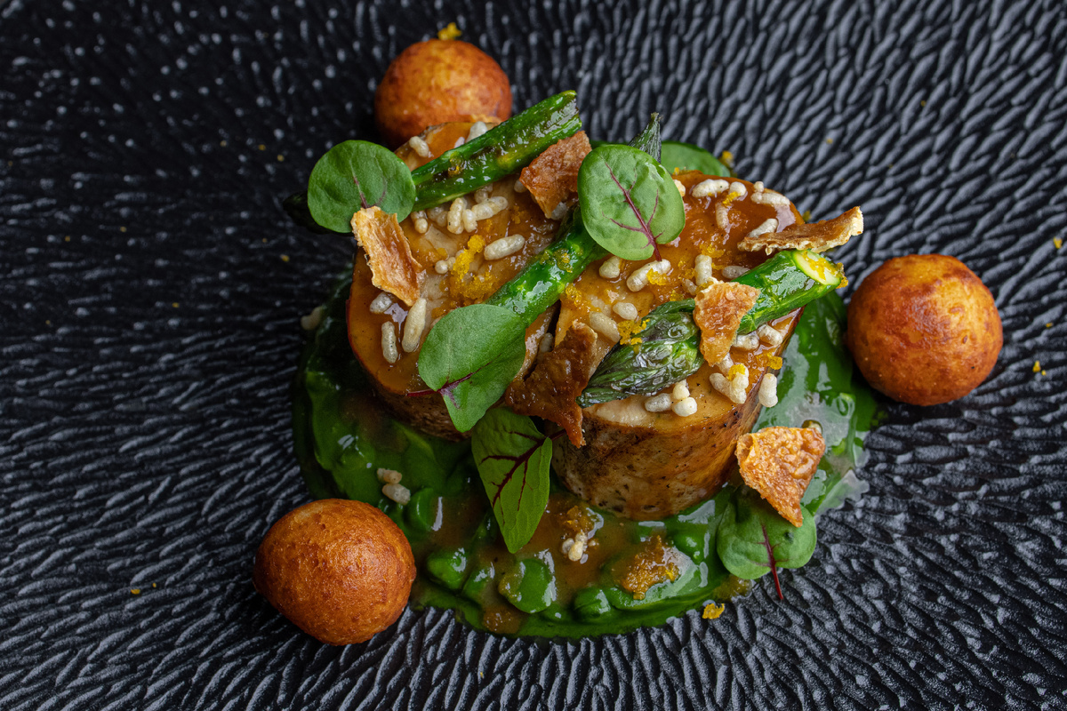 Грудка фермерского цыпленка в двух структурах со спаржей, зеленым горошком, кремом из шпината, картофелем Dauphine, боттаргой и попкорном. 