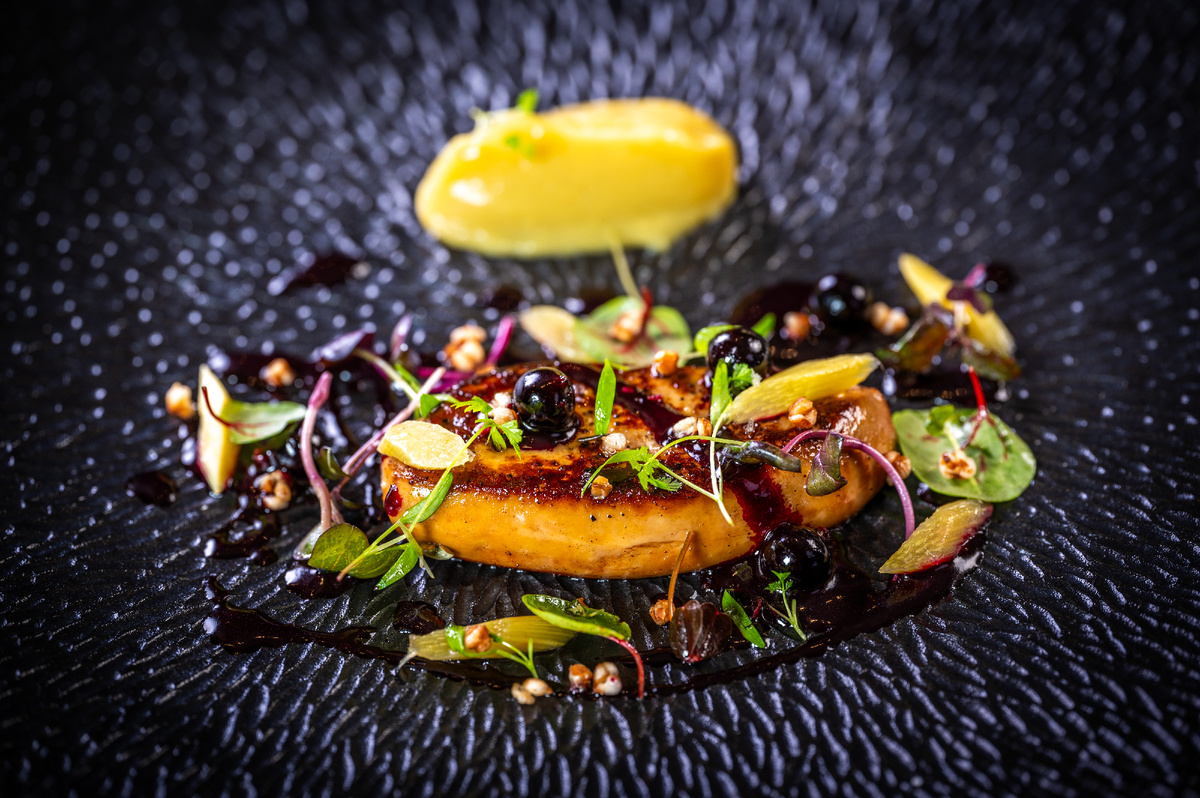 Эскалоп из фуагра с конфи и пюре из ревеня с семенами мадагаскарской ванили, соусом из черной смородины и попкорном из гречки. 