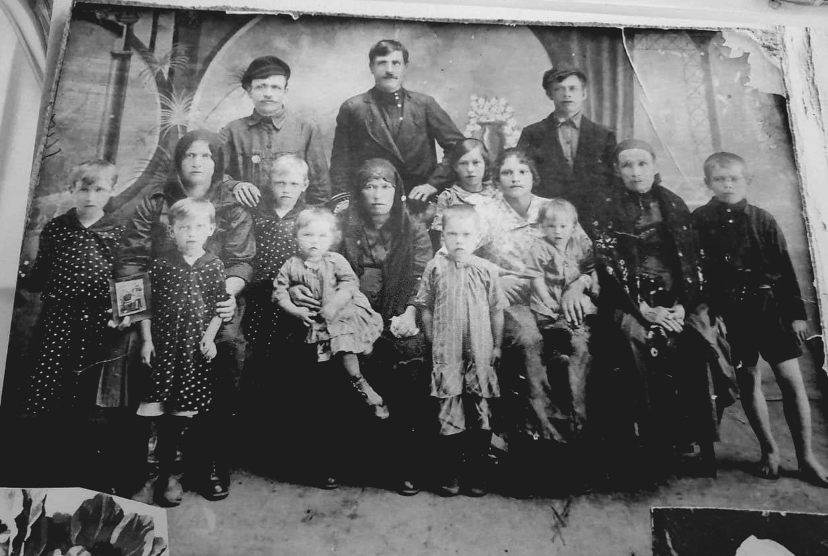 Большая семья Александра Макарова. Сам он справа в верхнем ряду. Фото из семейного архива.