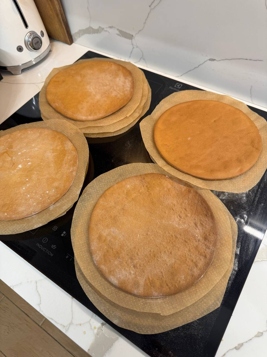 используйте силиконизированный пергамент, чтобы коржи не прилипали 