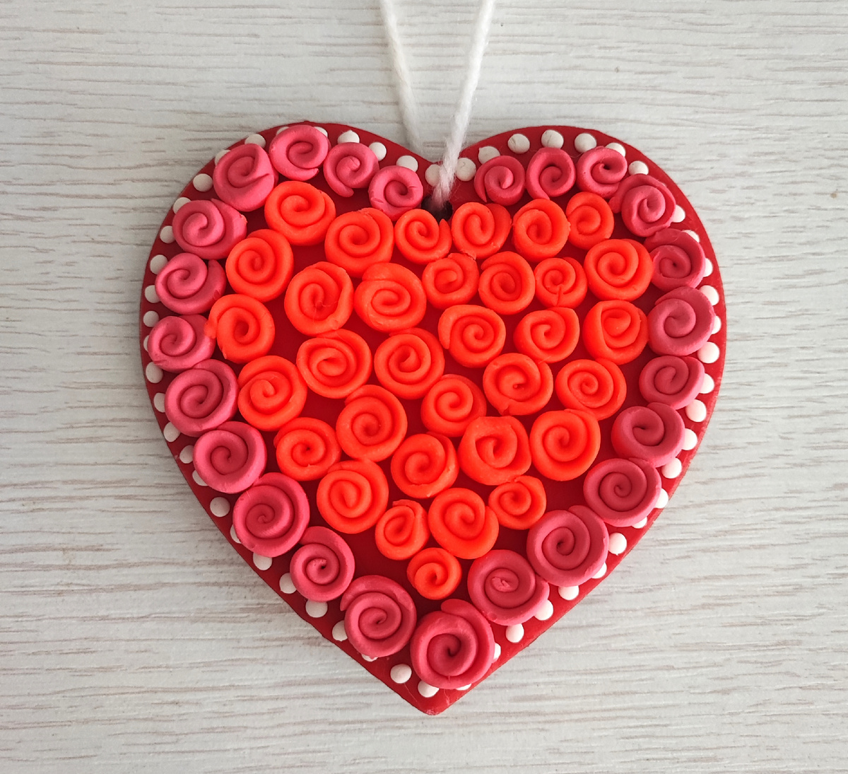 Готовый вариант аппликации - подвески из пластилина на деревянном картоне ❤️ Сердечко.