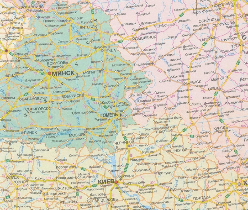    Между Белоруссией и Украиной - густая сеть дорог, сама местность с обеих сторон границы характерна большим количеством населенных пунктов и высокой плотностью населения