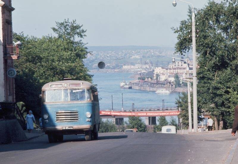 ах, с удовольствием бы вернулась в эти времена с камерой - хоть на денёк:) листать!