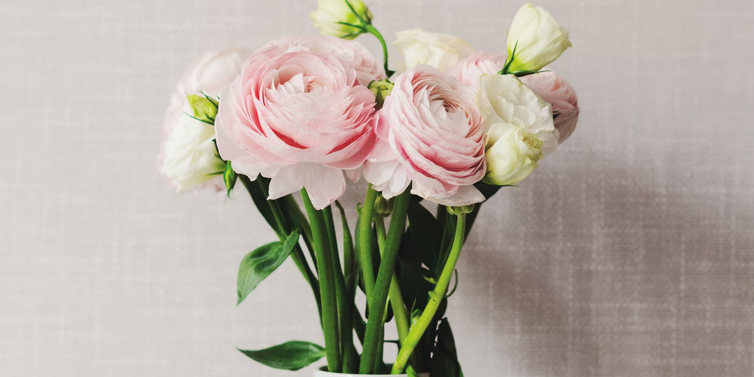 В России вирусится новая схема обмана — цветы и посылки из-за границы