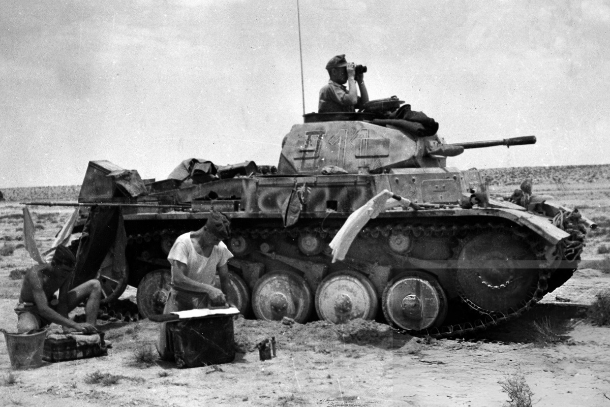    Немецкий танк (PzKPFW II) на наблюдательной позиции в восточной Киренаике./andcvet.narod.ru