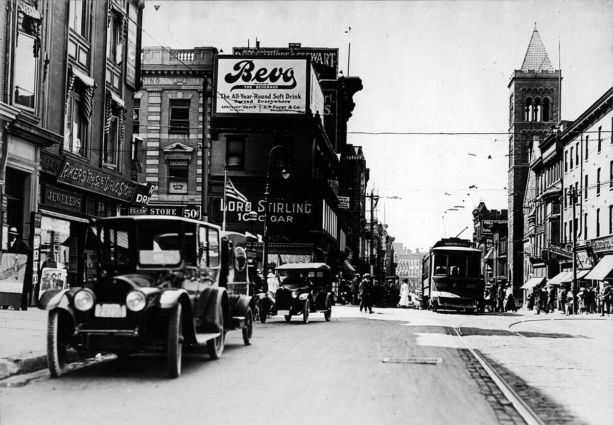 Автомобили стоят вдоль дороги, Трентон (Нью-Джерси), 1918, https://automotive-heritage.com/article/143