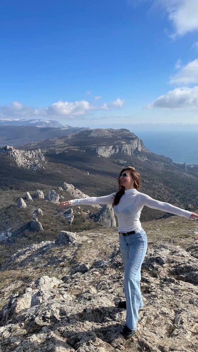 Позади меня справа храм солнца