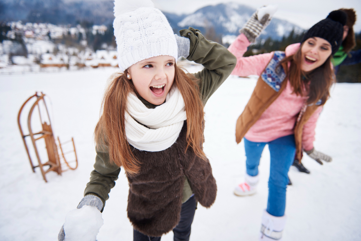 Выходные - отличный повод провести это время вместе с семьей, например, на прогулке! Фото: www.freepik.com