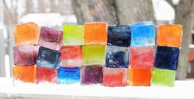 Лучше сразу вкладывать петельки в будущие льдинки, на этапе их подготовке - так вам не придется ломать голову над тем, как закрепить льдинку, например, на ветке! Фото: vk.com