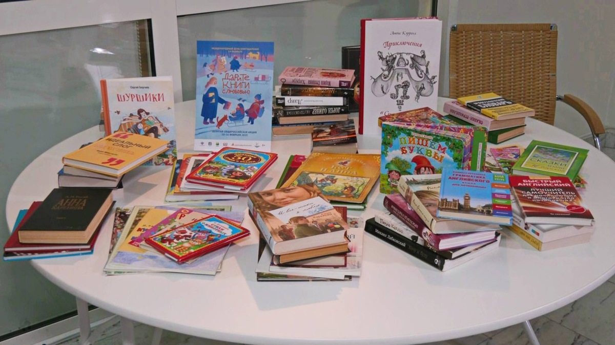    Югорчане пополняют детскими книгами библиотеки подшефной Макеевки