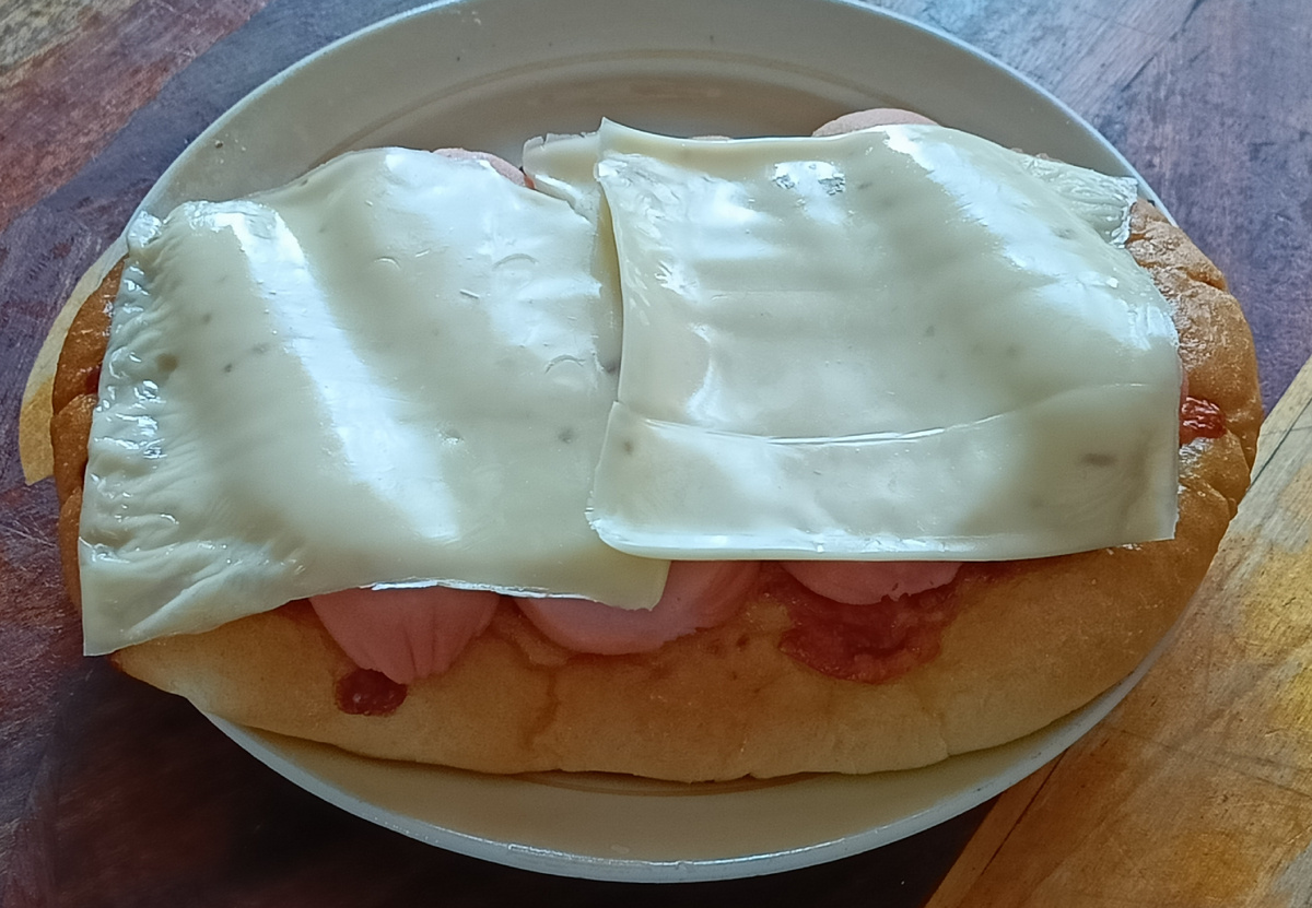 Сырная лепёшка Фокаччо, говяжья сарделька, ветчинный сыр.