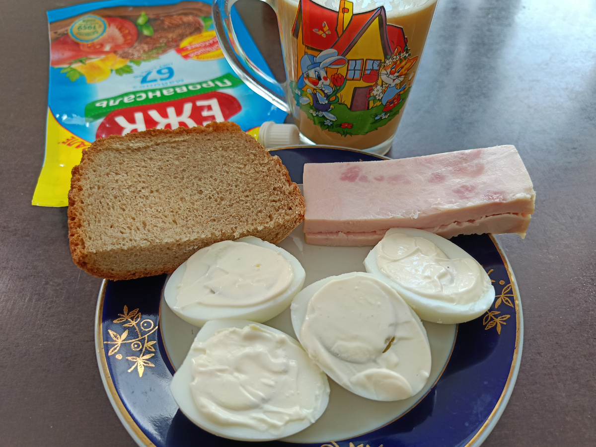 Хлеб свой, в кружке кофе.