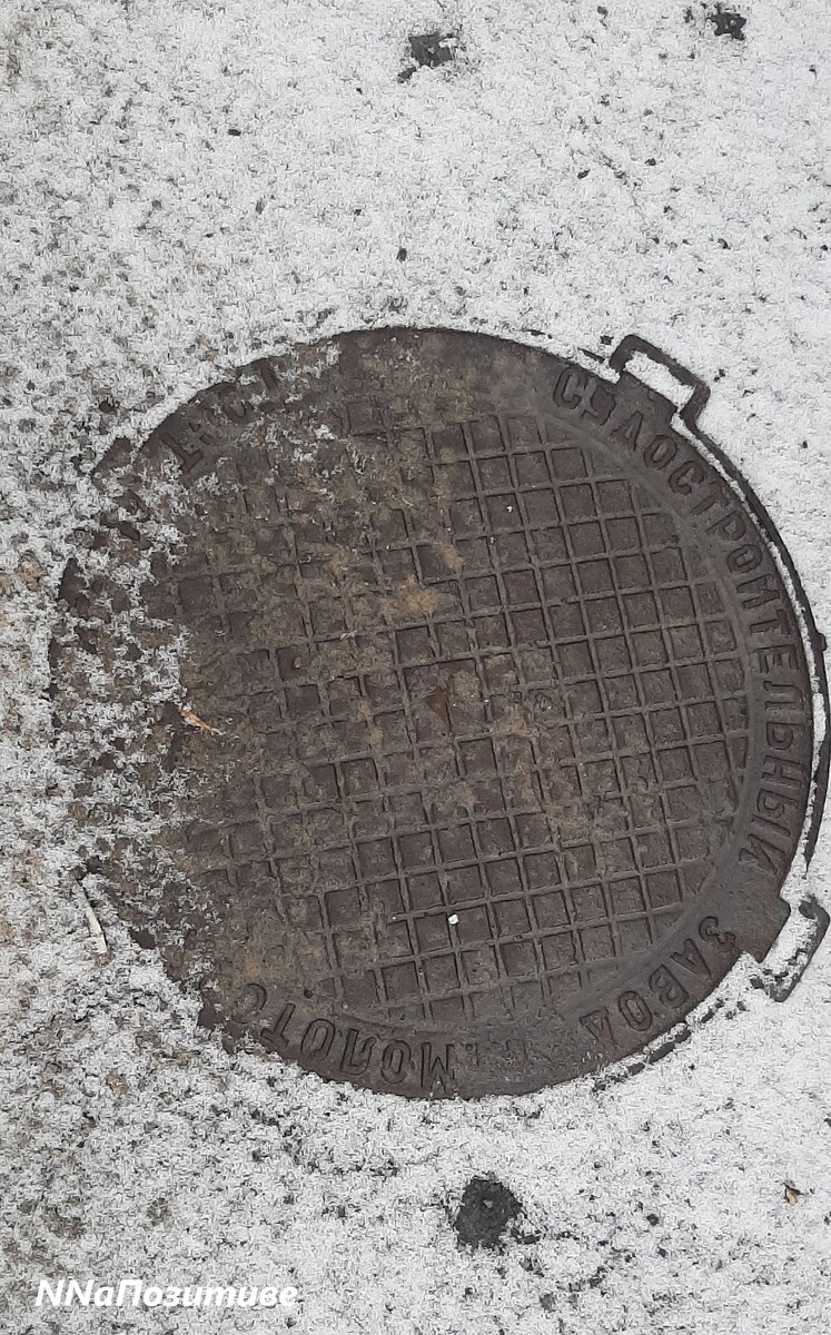 Люк с улицы Июльских дней