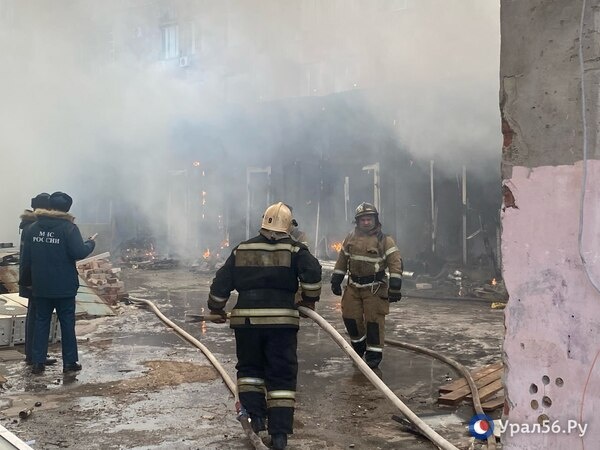    Пожар в торговом павильоне Орска потушили за 15 минут. Огонь быстро распространился из-за утеплителя и облицовки