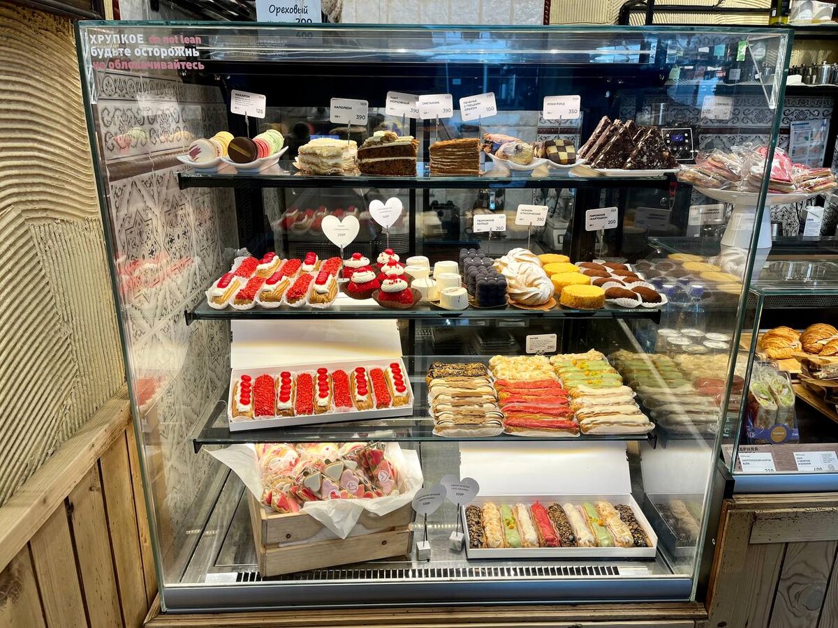 витрины с десертами