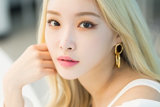     Певица Чонха отметила день рождения пожертвованием в 50 миллионов вон