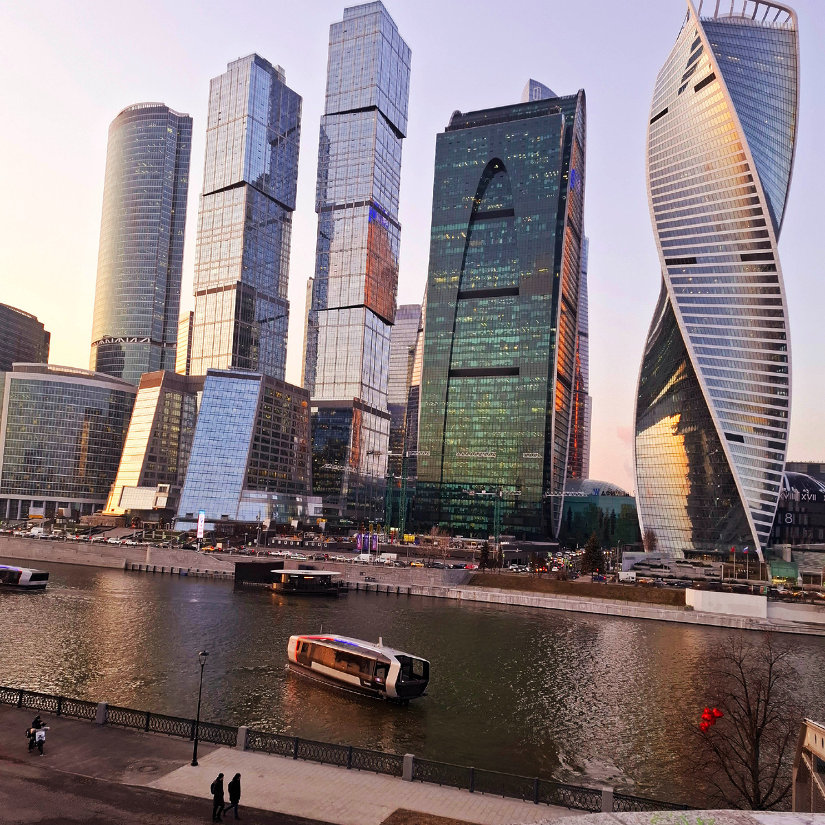 В районе Москва-Сити - два причала, на разных берегах реки, можно сесть в трамвайчик на любом из них, так как маршрут устроен «челночно». Главное убедиться, что вы плывёте в нужную вам сторону.