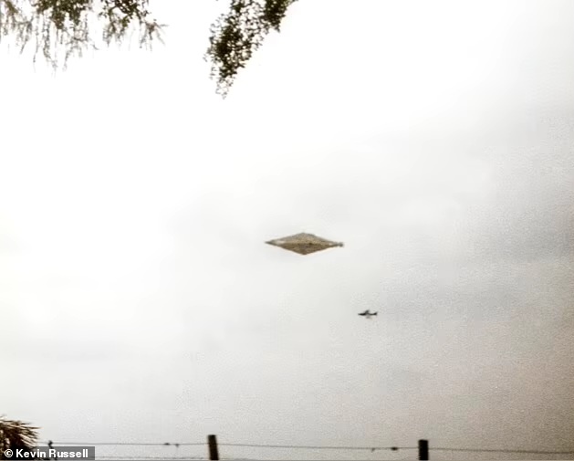 Фото НЛО и реактивного самолёта, сделанное двумя молодыми шеф-поварами в Калвайне на краю Кэрнгормских гор в Шотландии 4 августа 1990 года. Это изображение называют одним из самых впечатляющих снимков НЛО, когда-либо сделанных.