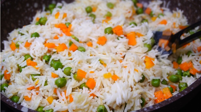 Как вкусно приготовить рис с овощами на сковороде.