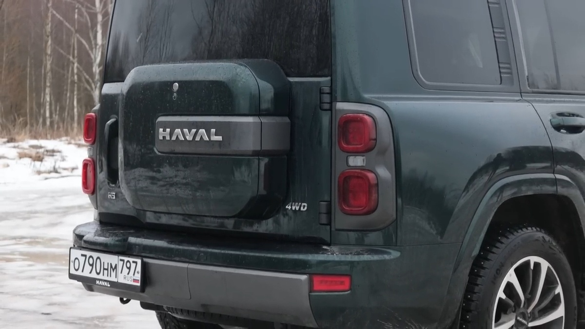 Сзади на дверце укреплен модный квадратный кожух запаски.