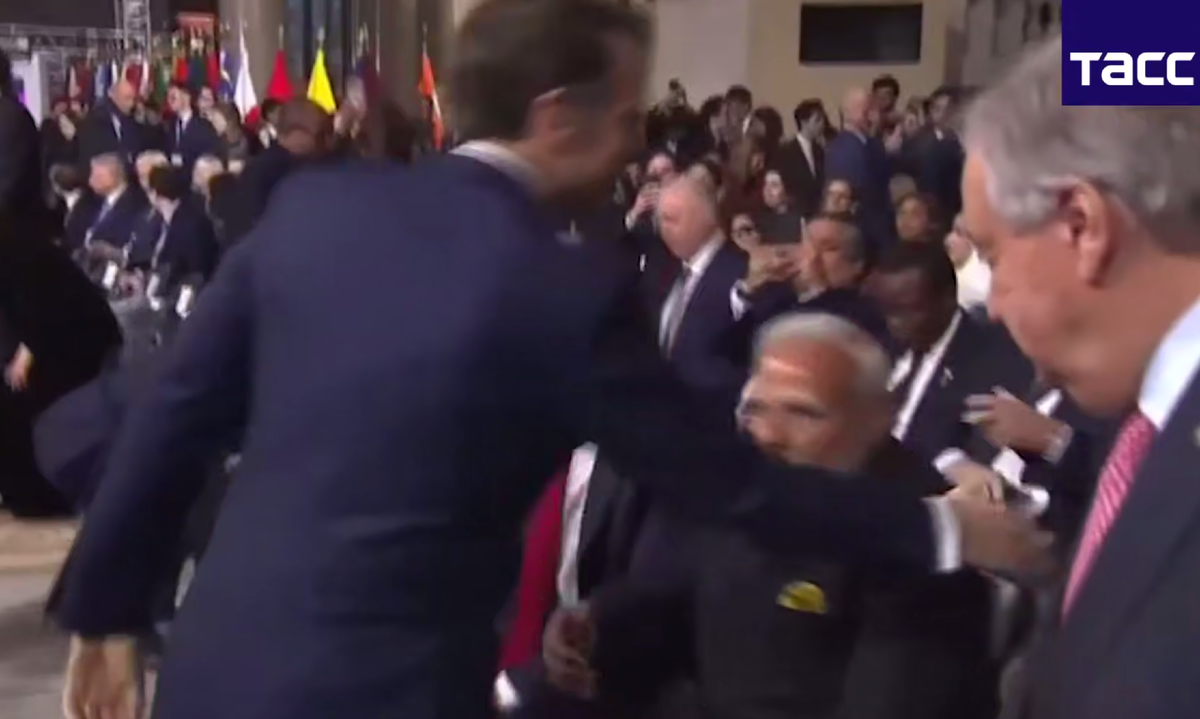 Сделал вид, что незаметил. Скромный индус всё стерпит!